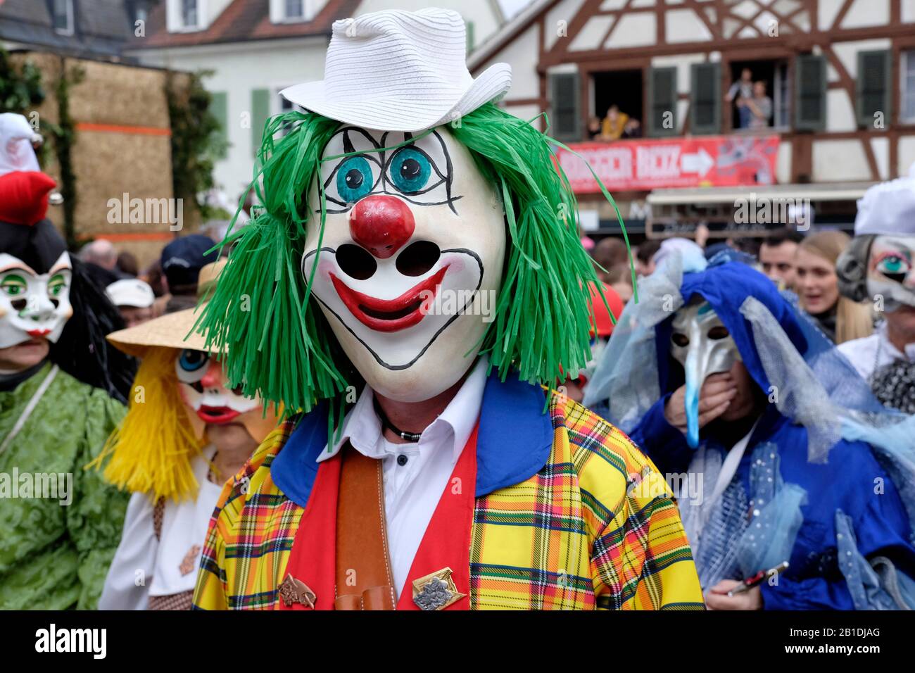 En Basel fasnacht (carnaval), los artistas ocultan su verdadera identidad con una máscara. Foto de stock