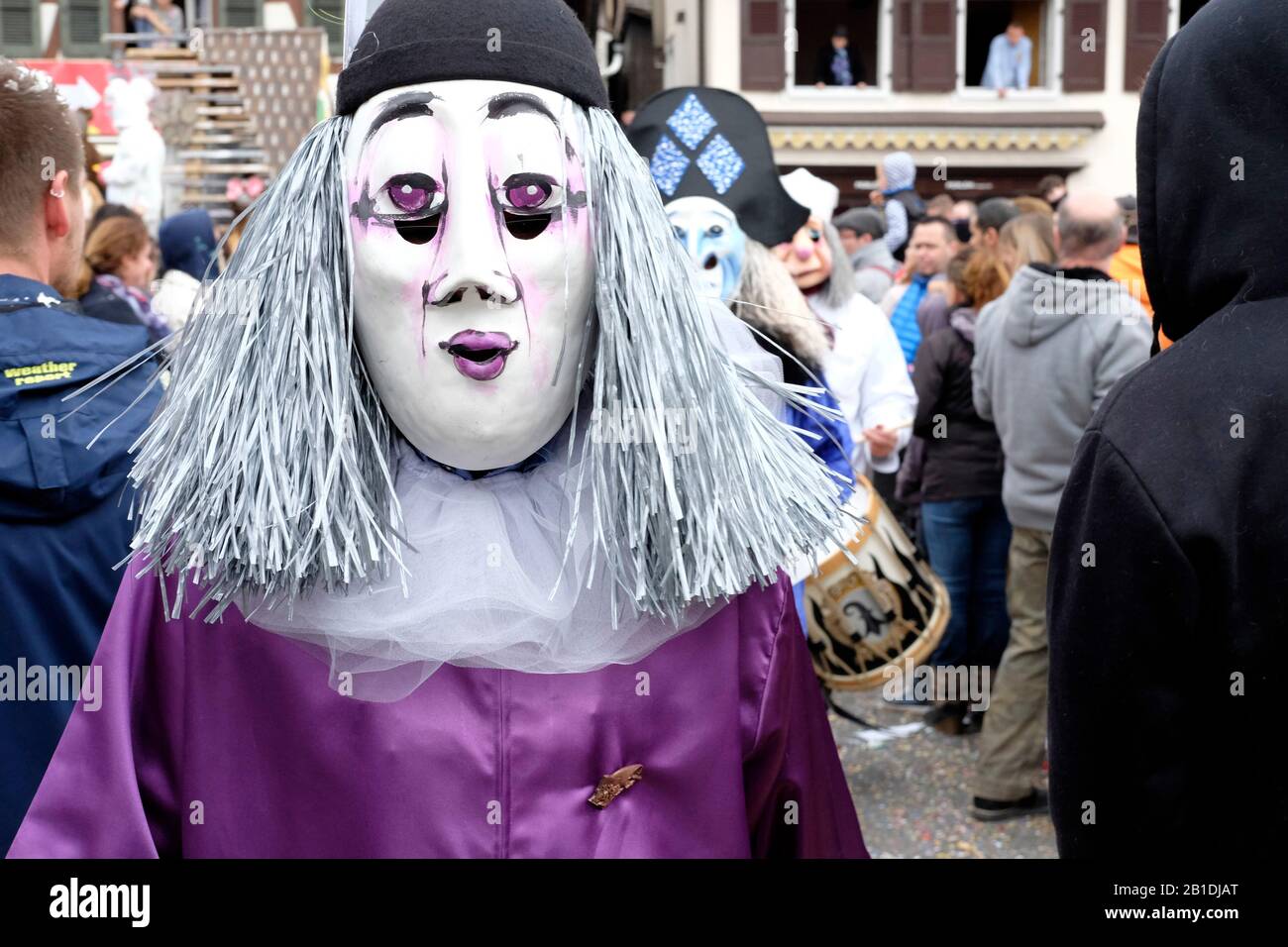 En Basel fasnacht (carnaval), los participantes esconden su verdadera identidad bajo una máscara. Foto de stock