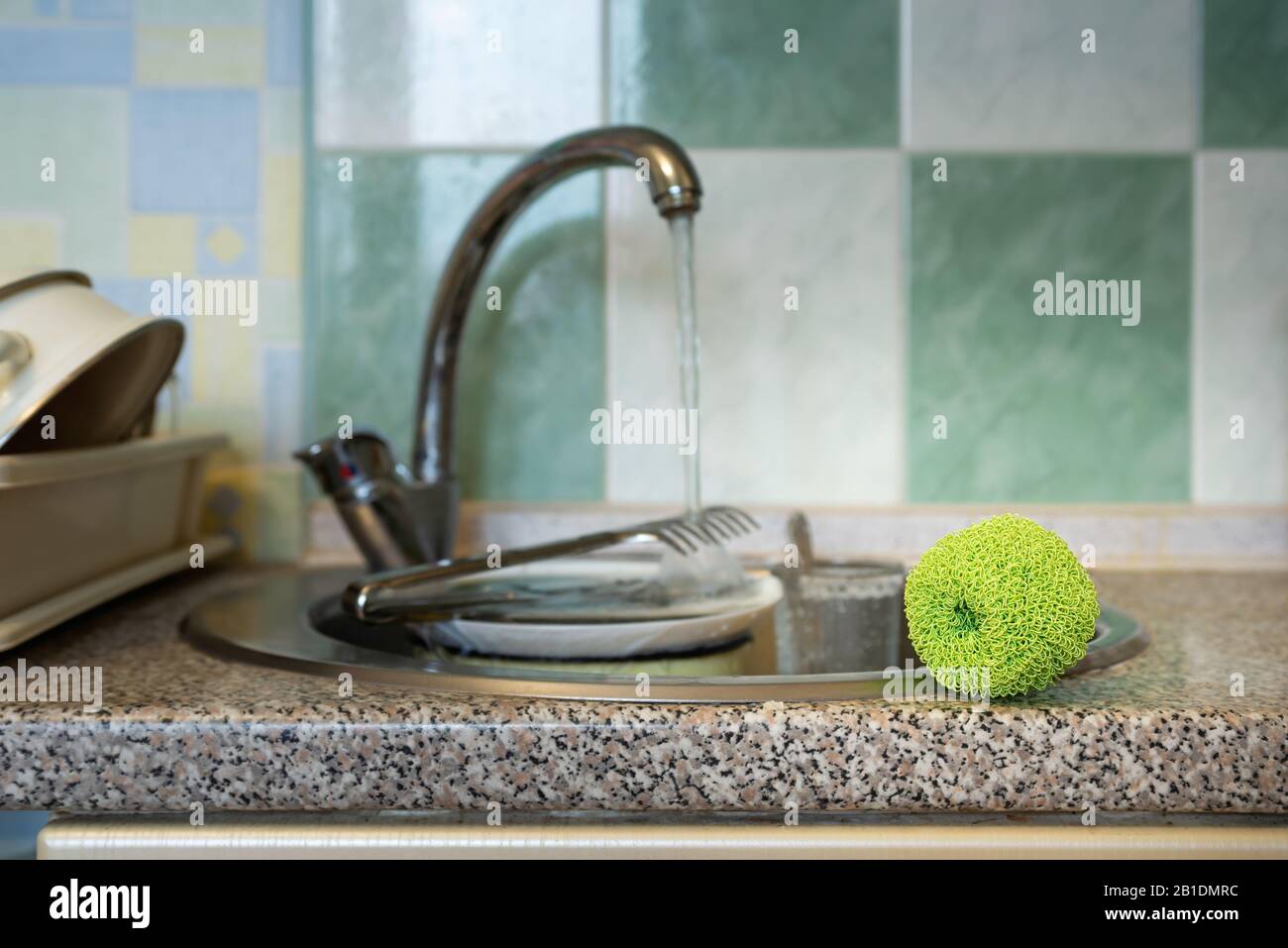 Estropajo de malla de plástico verde, utilizado para limpiar platos,  platos, sartenes y ollas, cerca del fregadero de la cocina Fotografía de  stock - Alamy