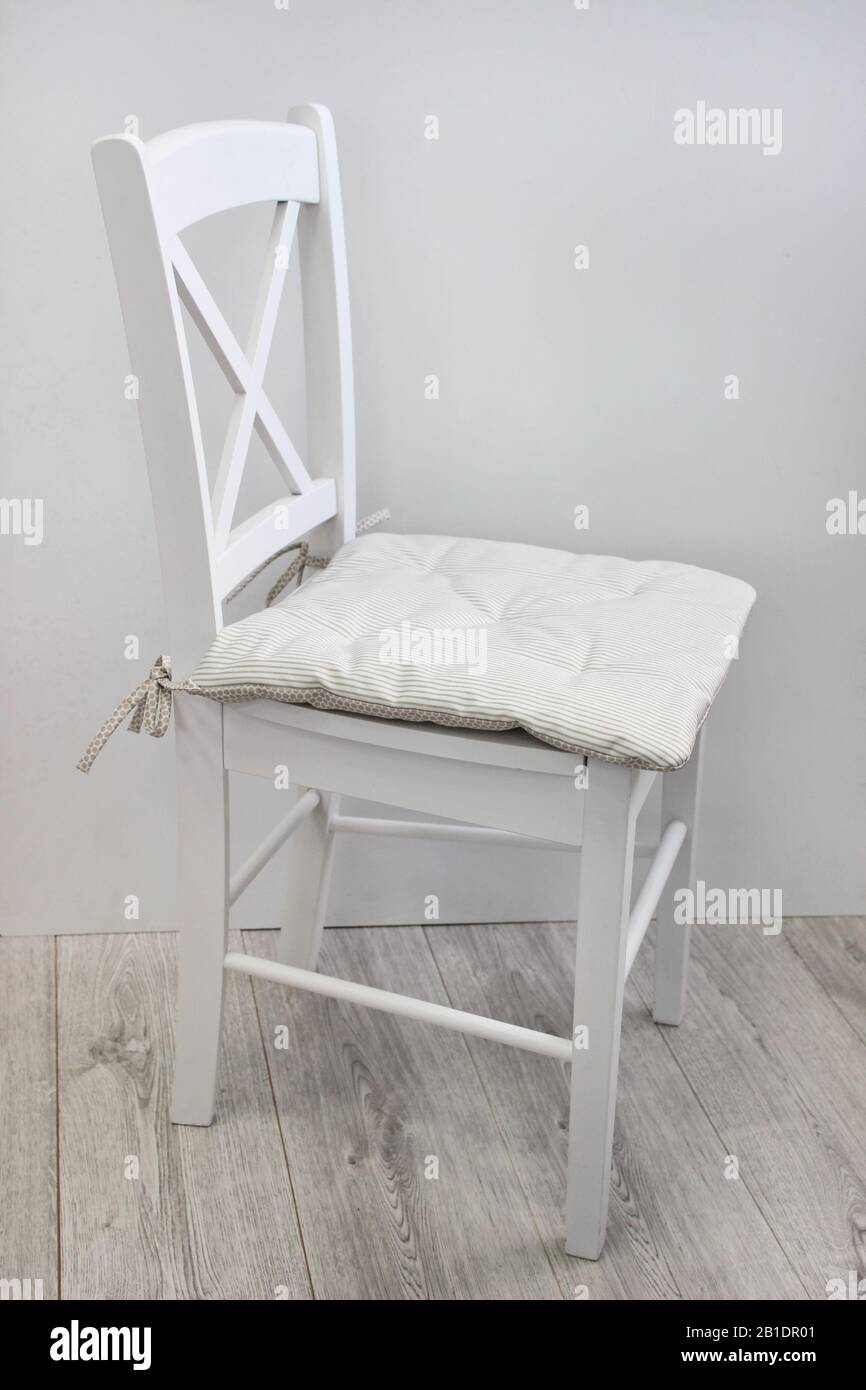 una silla blanca está sola en una habitación luminosa Fotografía de stock -  Alamy