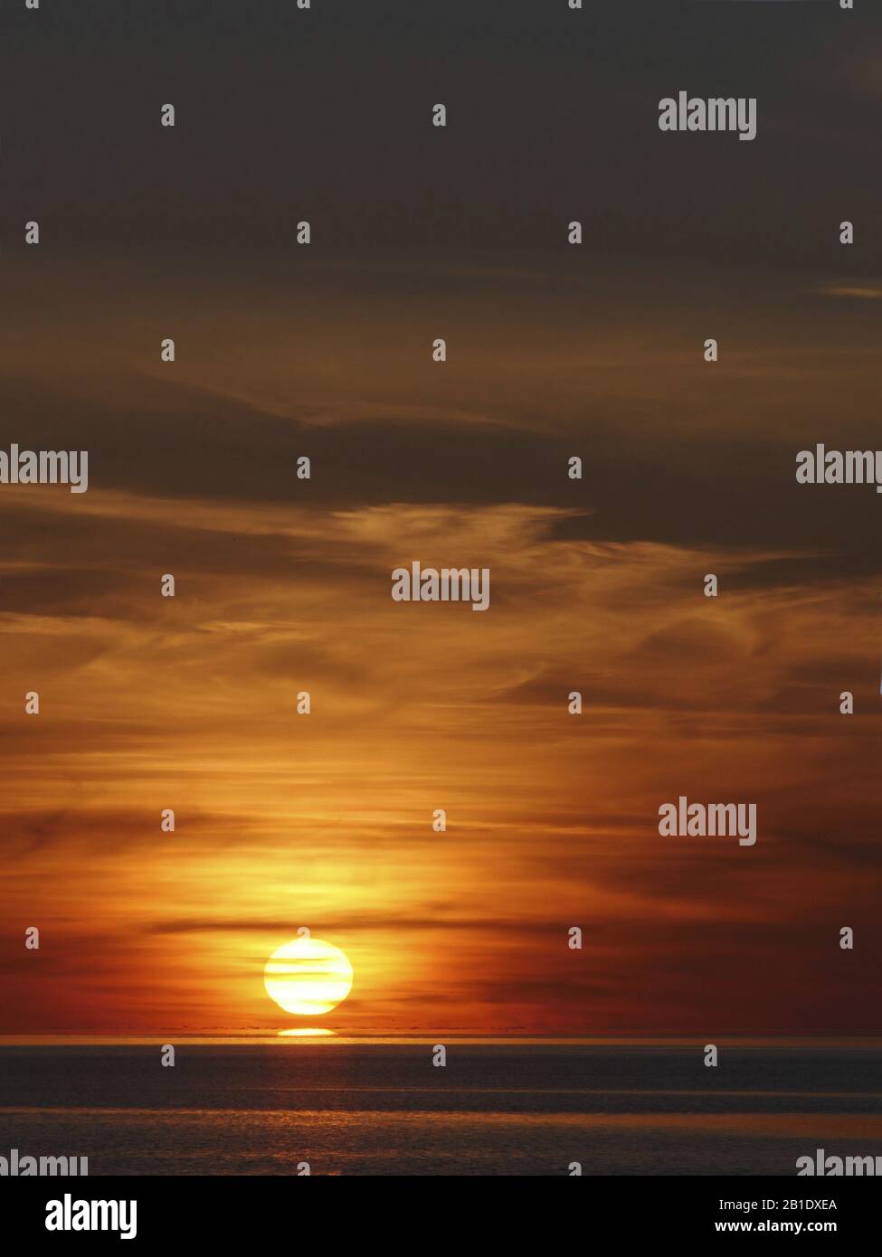 Puesta de sol sobre el mar, cerca de Marsala en Sicilia, Italia Foto de stock