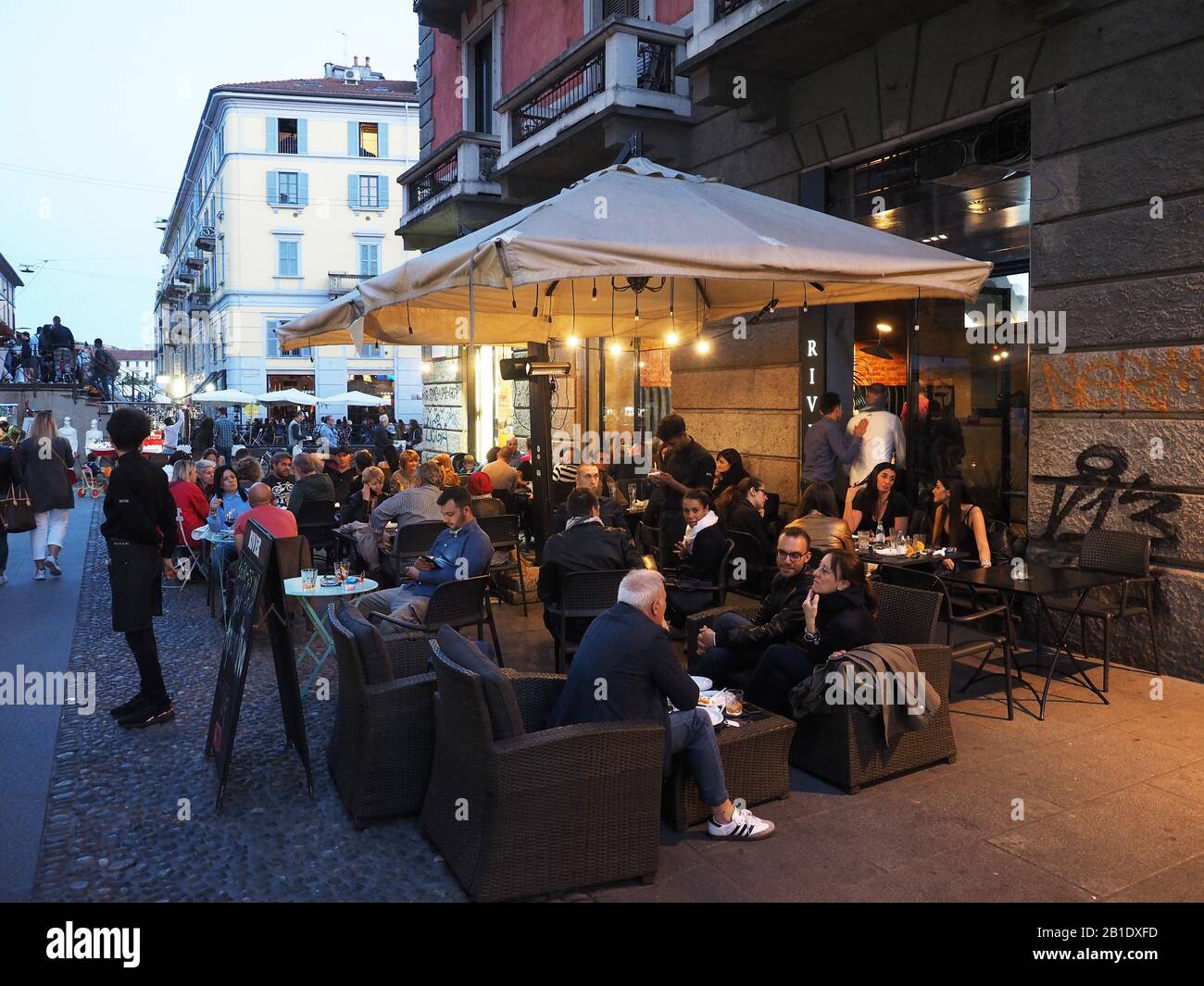 Europa , italia , Lombardía , Milán , Navigli vida nocturna, cafés a lo largo de la Navigli Foto de stock