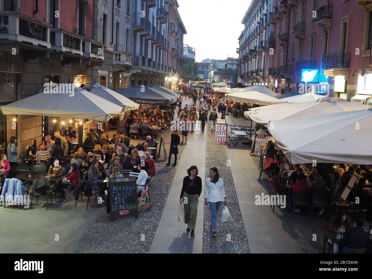 Europa , italia , Lombardía , Milán , Navigli vida nocturna, cafés a lo largo de la Navigli Foto de stock