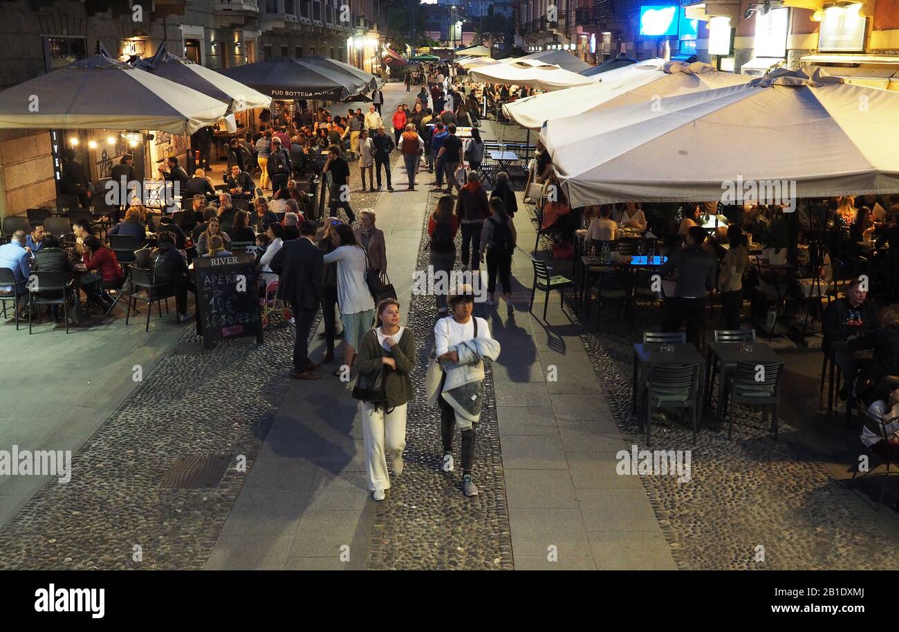 Europa , italia , Lombardía , Milán , Navigli vida nocturna, cafés a lo largo de la Navigli Foto de stock