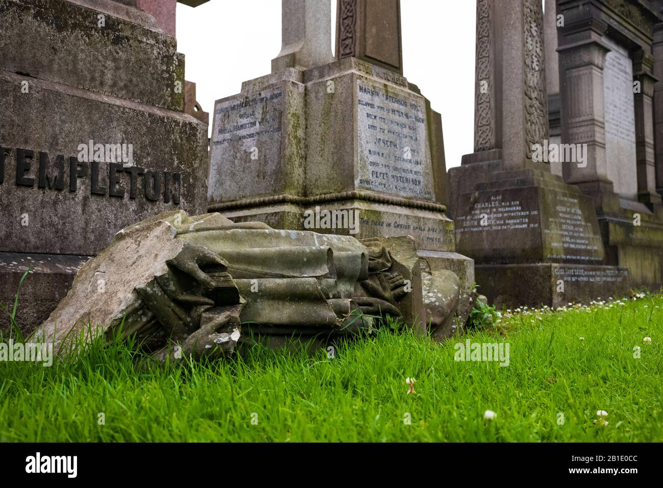 Glasgow, Escocia/Reino Unido - 29 de junio de 2019: La necrópolis de Glasgow, un cementerio victoriano, está situada en una colina baja, pero muy prominente al este de Glassgo Foto de stock