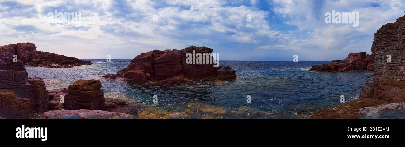 Impresionante vista panorámica de 180 grados de la bahía rocosa con el mar azul rugoso en la isla de San Pietro en la región de Cerdeña, hermoso destino de viaje por la naturaleza lo Foto de stock