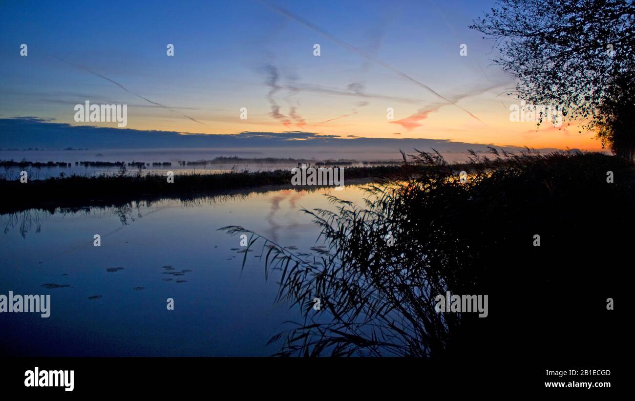 Amanecer en la parte superior del lago Naarden , países Bajos Foto de stock