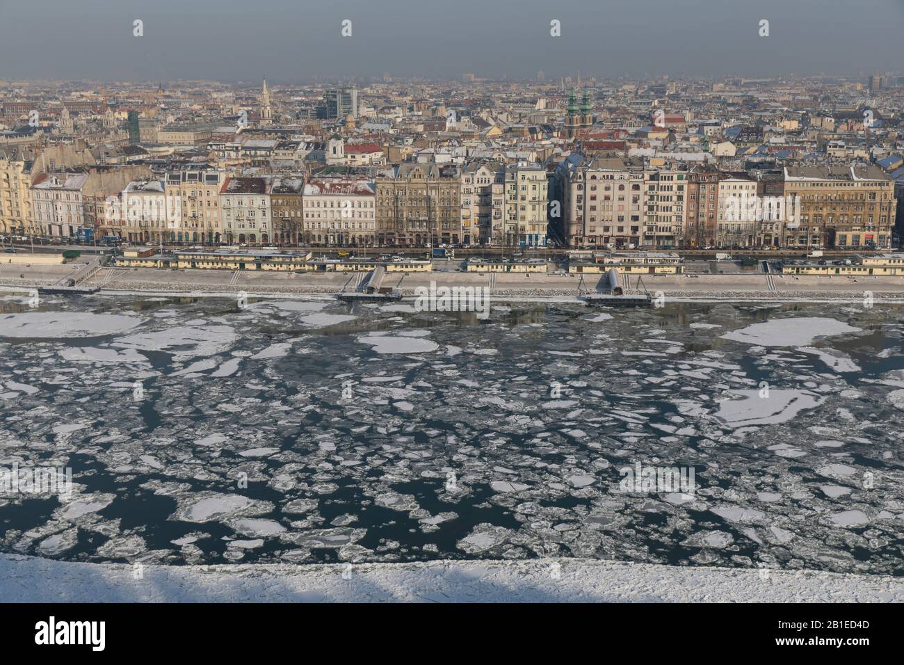 El Danubio congelado en invierno, Budapest, Hungría Fotografía de stock -  Alamy