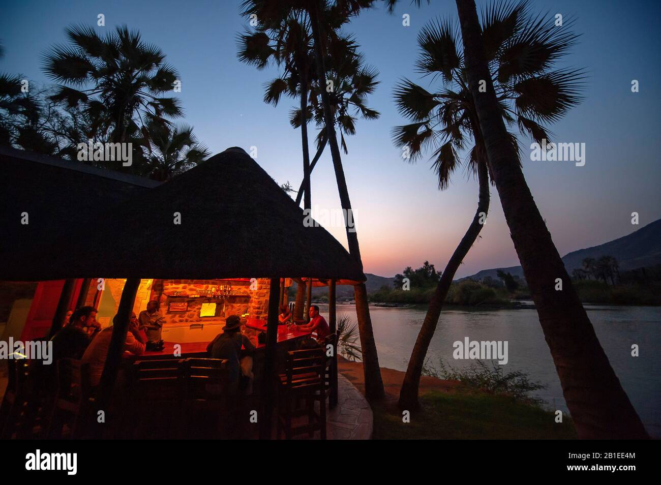 Bar en Omarunga Lodge, a orillas del río Kunene, en la frontera con Angola, Epupa Falls, Namibia Foto de stock