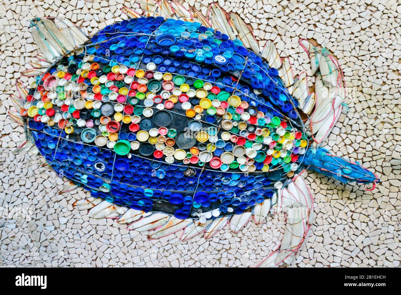 Parque de Humedales iSimangaliso. Escultura de una tortuga hecha con gorras de plástico y otros escombros encontrados en las playas del parque nacional donde el mar turt Foto de stock