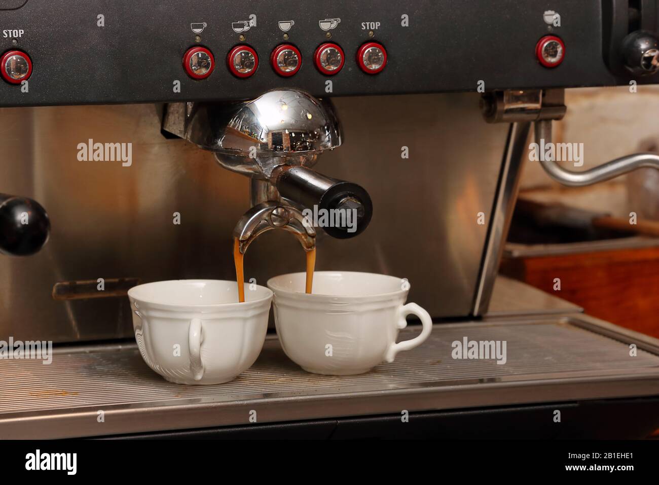 Primer plano de una máquina espresso hacer capuchino taza de café  Fotografía de stock - Alamy