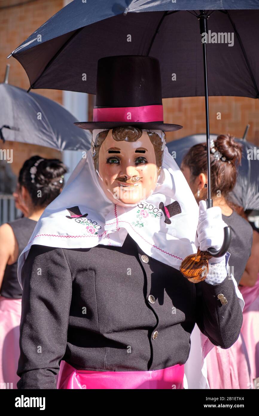 Basura de huehues en tradicionales mexicanos en el Carnaval de Tlaxcala. Retrato un bailarín de catrines macho que sostiene paraguas Tlaxcala, México Fotografía de stock - Alamy