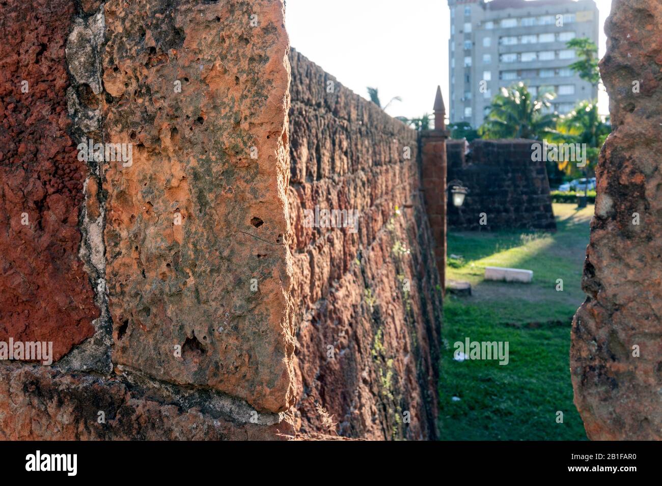 Murallas históricas de piedra de la fortaleza portuguesa de Maputo, Mozambique Foto de stock