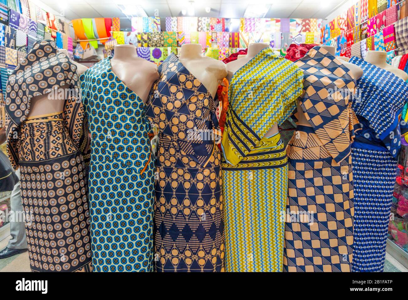 Seis coloridas telas africanas presentadas como vestidos en