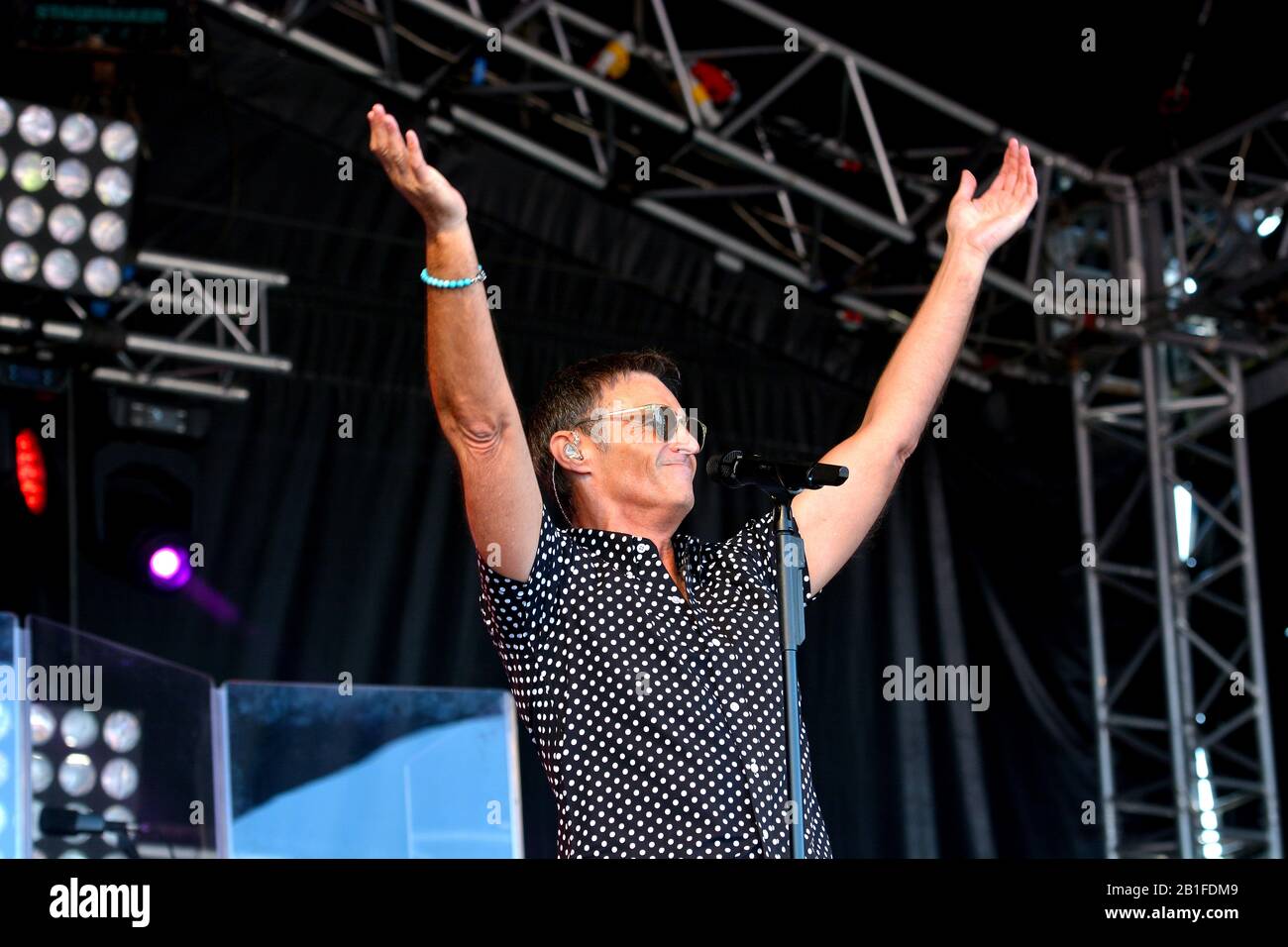Marti Pellow preforming en vivo en el escenario, 2019 Bents Park, South Tyneside Music Festival Foto de stock