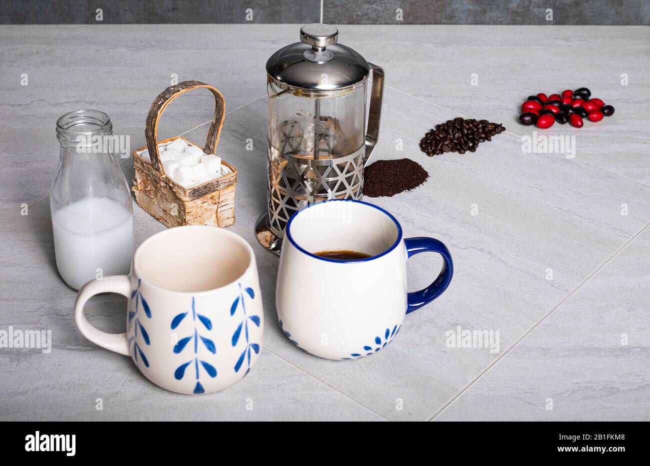 La prensa francesa tradicional café, cafetera y una pequeña taza blanca con  una cuchara de plata,galletas y chocolate Fotografía de stock - Alamy