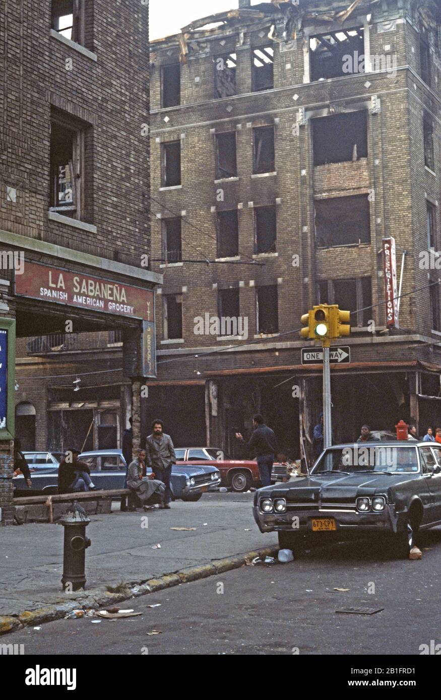 Tiendas abandonadas y a bloques de cemento, South Bronx, Nueva York  Fotografía de stock - Alamy