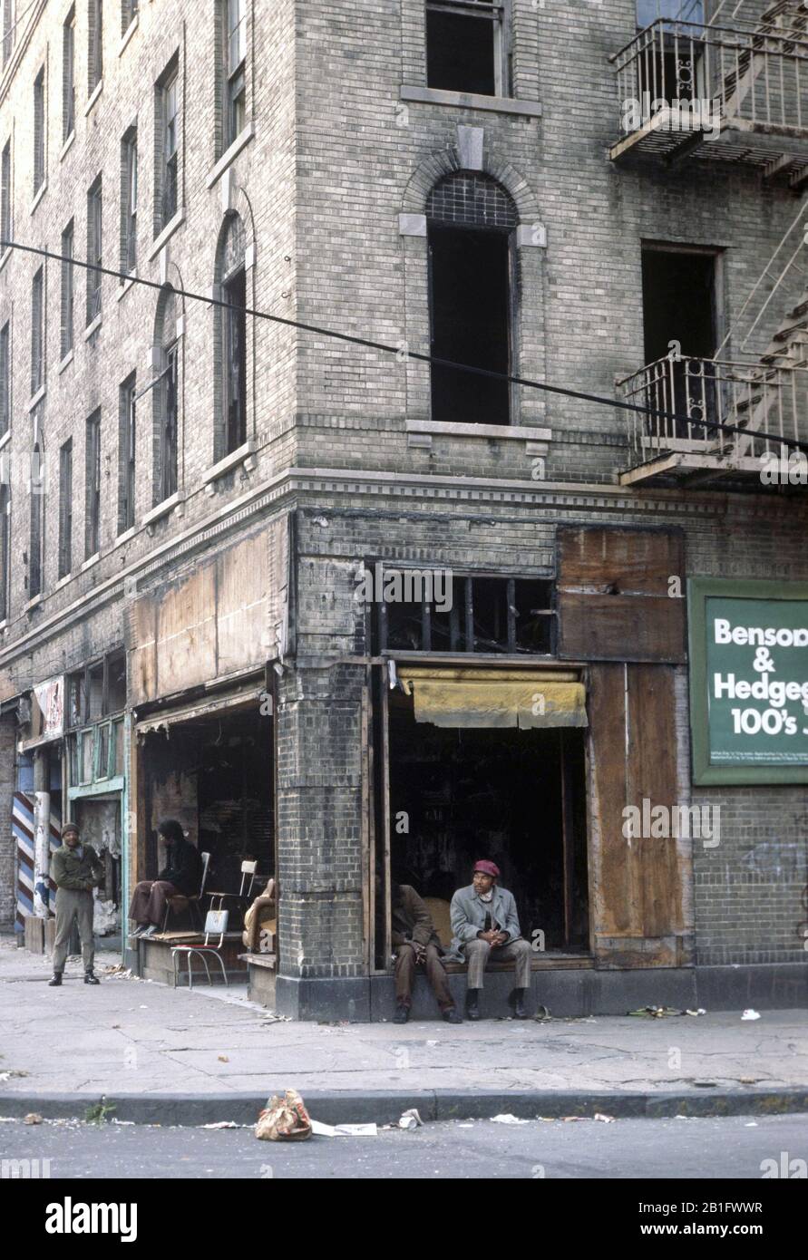 Tiendas abandonadas y a bloques de cemento, South Bronx, Nueva York  Fotografía de stock - Alamy