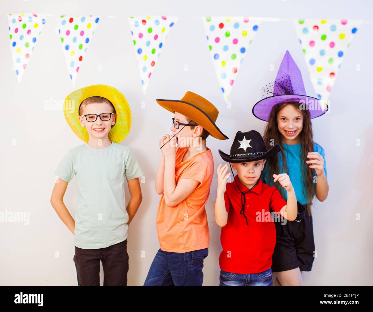 Sombreros divertidos fotografías e imágenes de alta resolución - Alamy