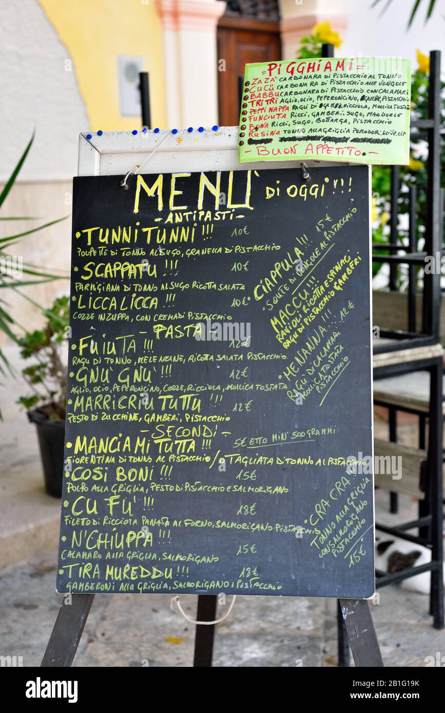 Menú característico de un restaurante en el centro histórico del pueblo 26 Sep 2019 Favignana Sicilia Italia Foto de stock