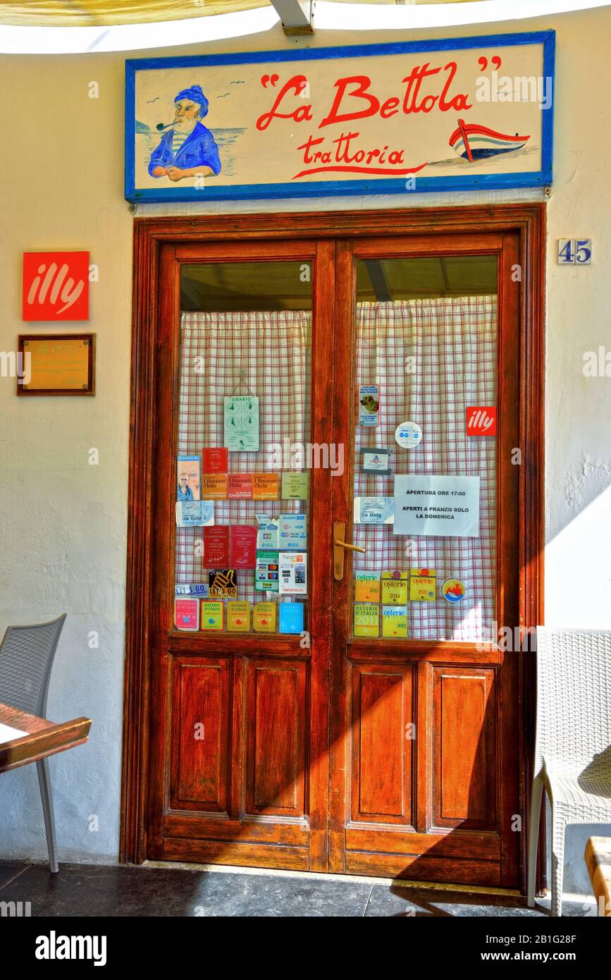 Pintoresco restaurante trattoria en el centro histórico de la localidad Sep 26 2019 Favignana Sicilia Italia Foto de stock