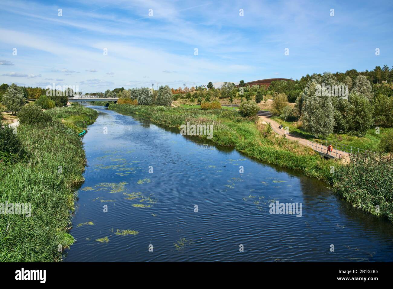 El norte de Parklands en Stratford Olympic Park, este de Londres Reino Unido, en verano, con el río Lea Foto de stock