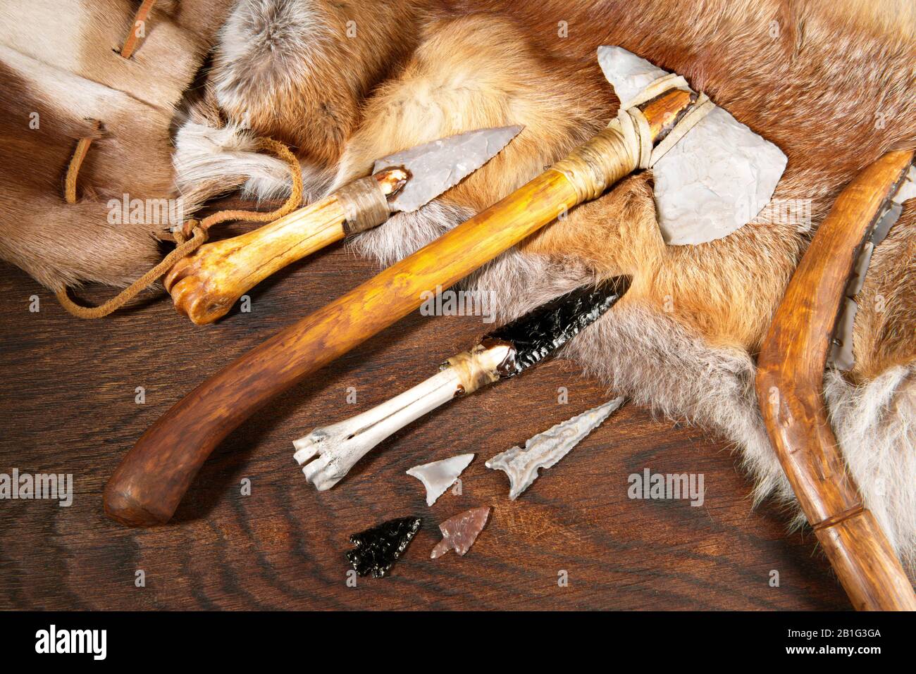 Las herramientas de la edad de piedra en el fondo de madera Foto de stock
