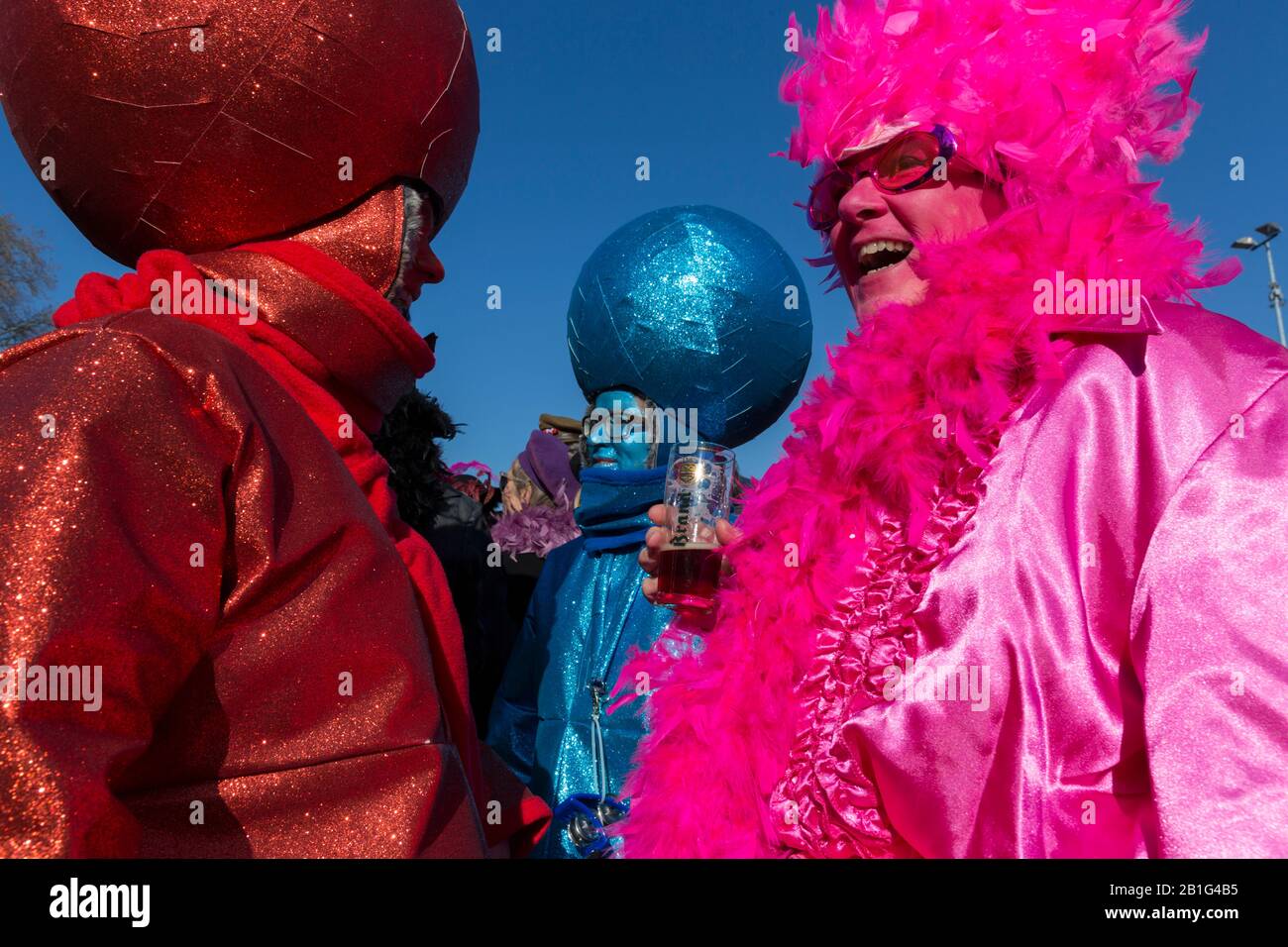 Varios hombres disfrazados celebran el carnaval en Maastricht Fotografía de  stock - Alamy