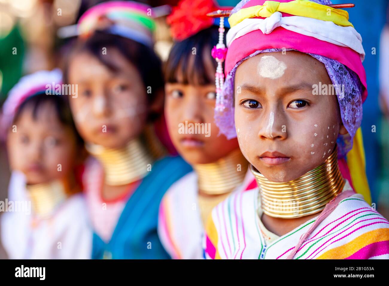 Un Grupo De Niños Del Grupo Minoritario Kayan (Cuello Largo) En Traje Tradicional, Pan Pet Village, Loikaw, Kayah State, Myanmar. Foto de stock