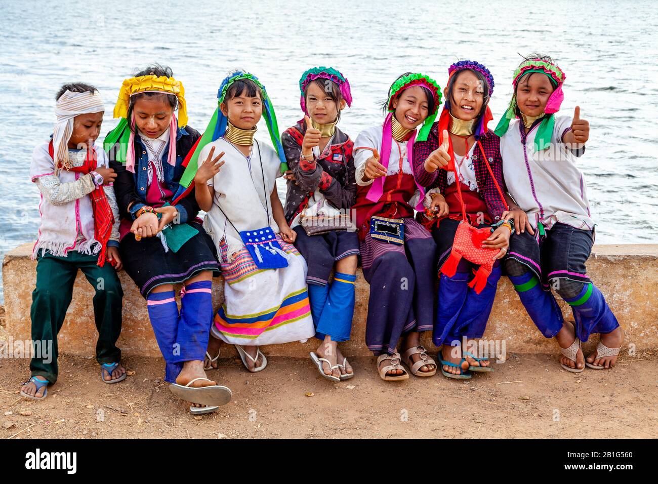 Un Grupo De Niños Del Grupo Minoritario Kayan (Cuello Largo), Loikaw, Estado De Kayah, Myanmar. Foto de stock