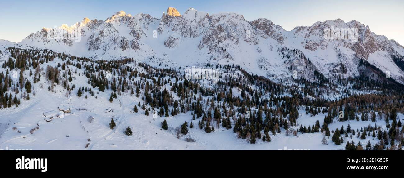 Vista de la Presolana durante un invierno el amanecer desde el Monte Pora, Val Seriana, distrito de Bérgamo, Lombardía, Italia. Foto de stock