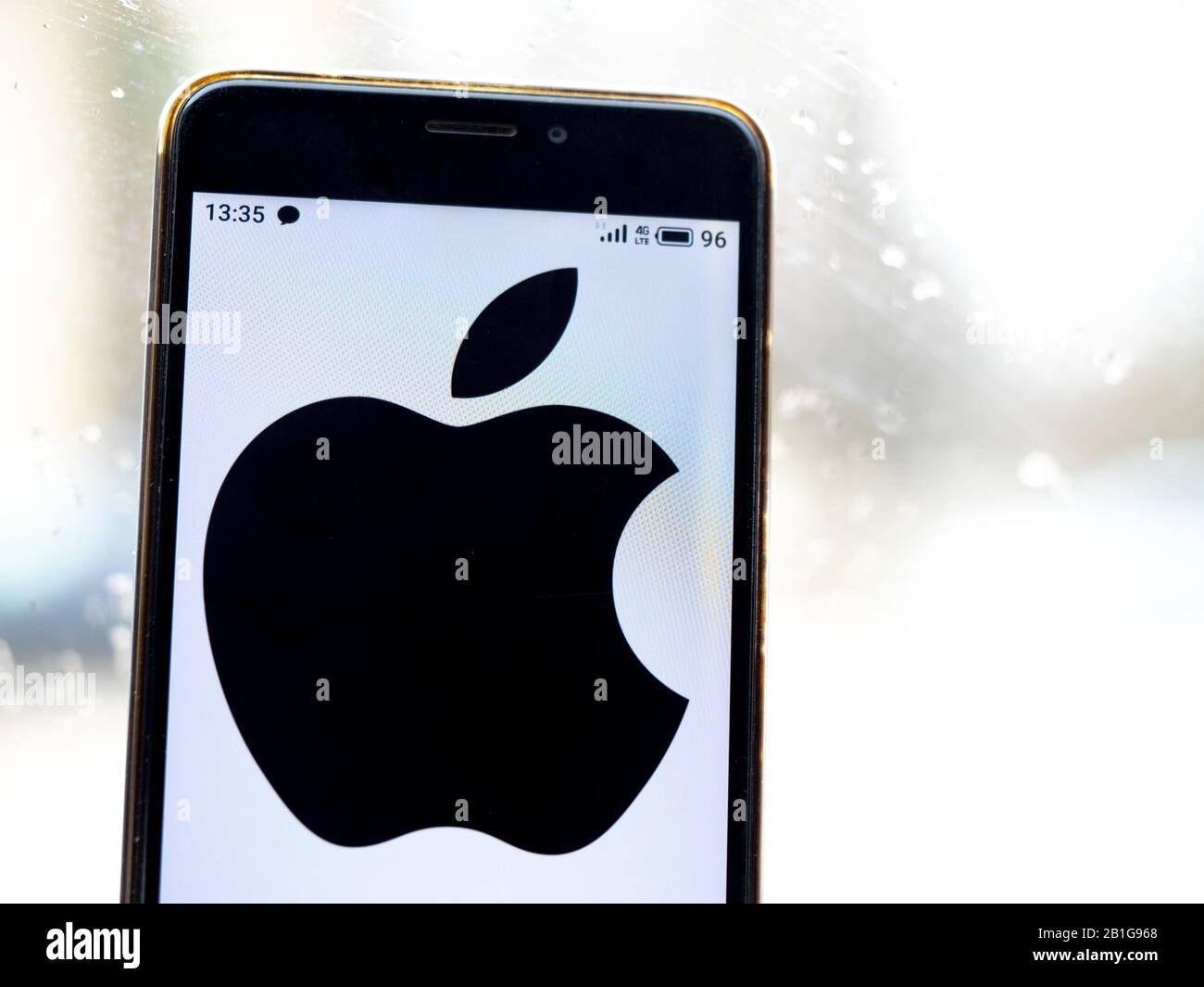 Ucrania. 25 de febrero de 2020. En esta ilustración de foto, el logotipo de Apple se muestra en un smartphone. Crédito: Igor Golovniov/Sopa Images/Zuma Wire/Alamy Live News Foto de stock