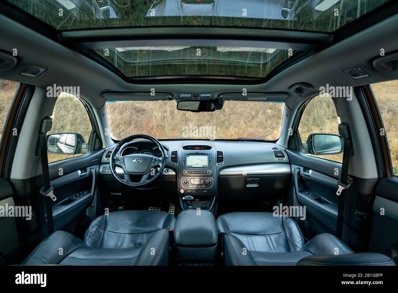 Foto detallada en el interior de un maravilloso todoterreno con dach/techo solar panorámico acristalado - Kia Sorento Facelift Platinum Foto de stock