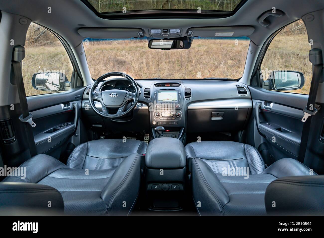 Foto detallada en el interior de un maravilloso todoterreno con dach/techo solar panorámico acristalado - Kia Sorento Facelift Platinum Foto de stock