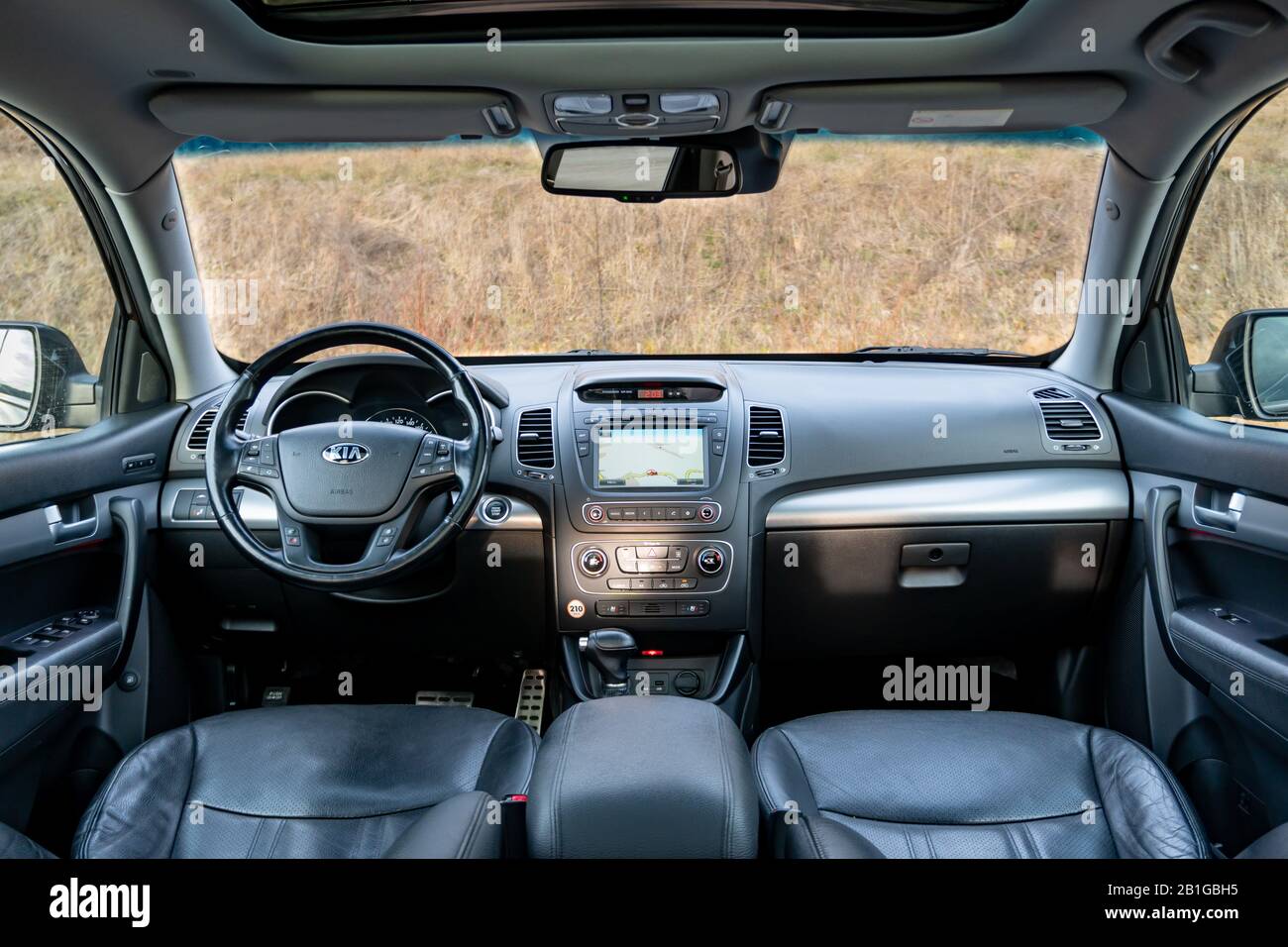 Foto detallada en el interior de un maravilloso todoterreno con dach/techo solar panorámico acristalado - Kia Sorento Facelift Platinum Foto de stock