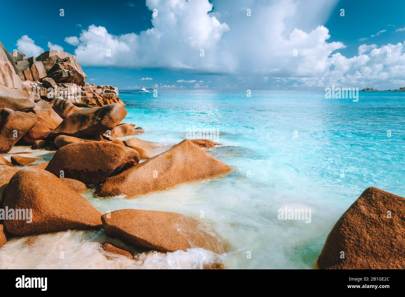 Hermosas Rocas De Granito Y Laguna Azul En La Playa De Grand Anse La Isla De La Digue