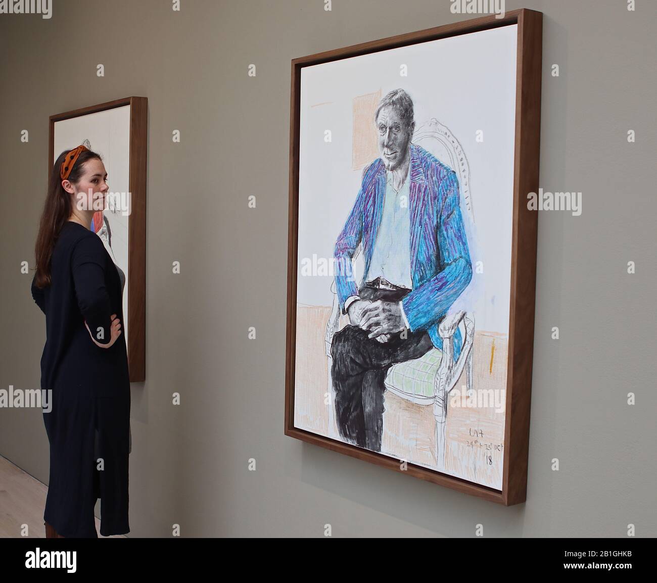 La exposición incluye 18 retratos sobre lienzo de amigos y asociados de Hockney , desde compañeros de artistas hasta conocidos músicos como Ed Sheeran y Bruno Mars . Pintado con una mezcla de crayón de carbón y acrílico sobre lienzo , las obras muestran la brillante delineación de Hockney y el uso distintivo de la línea y el color , además, cinco dibujos de tinta de color en papel, son los que presentan la hermana del artista , Margaret Hockney , y Scarlett Clark , La nieta de la musa de Hockney de largo tiempo Celia Birtwell. La exposición también incluye dos videos de perspectiva múltiple . Foto de stock