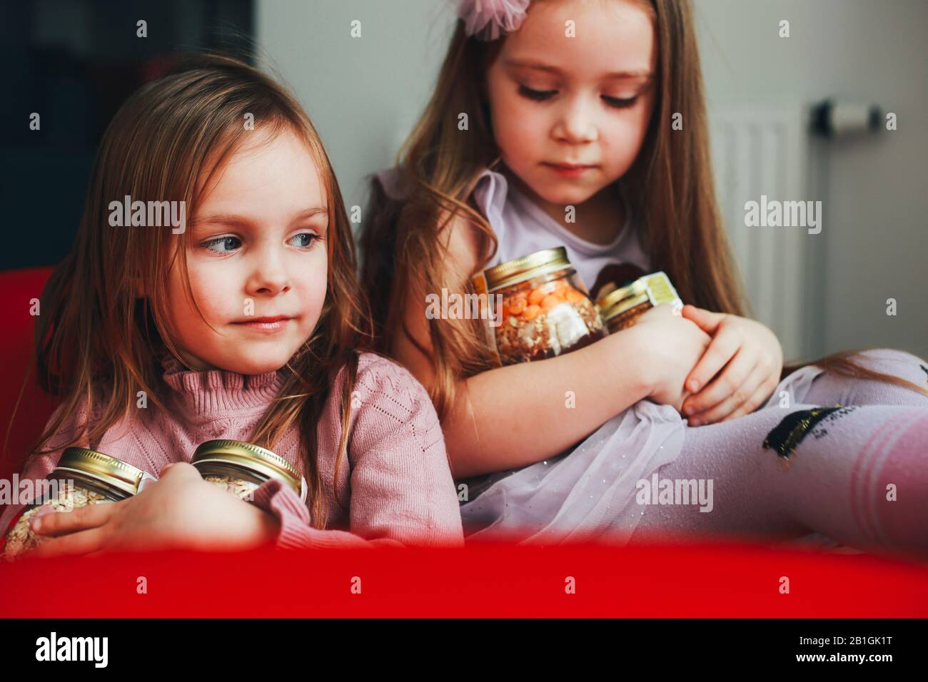 Dos lindas chicas pequeñas. niñas jugando de stock Alamy
