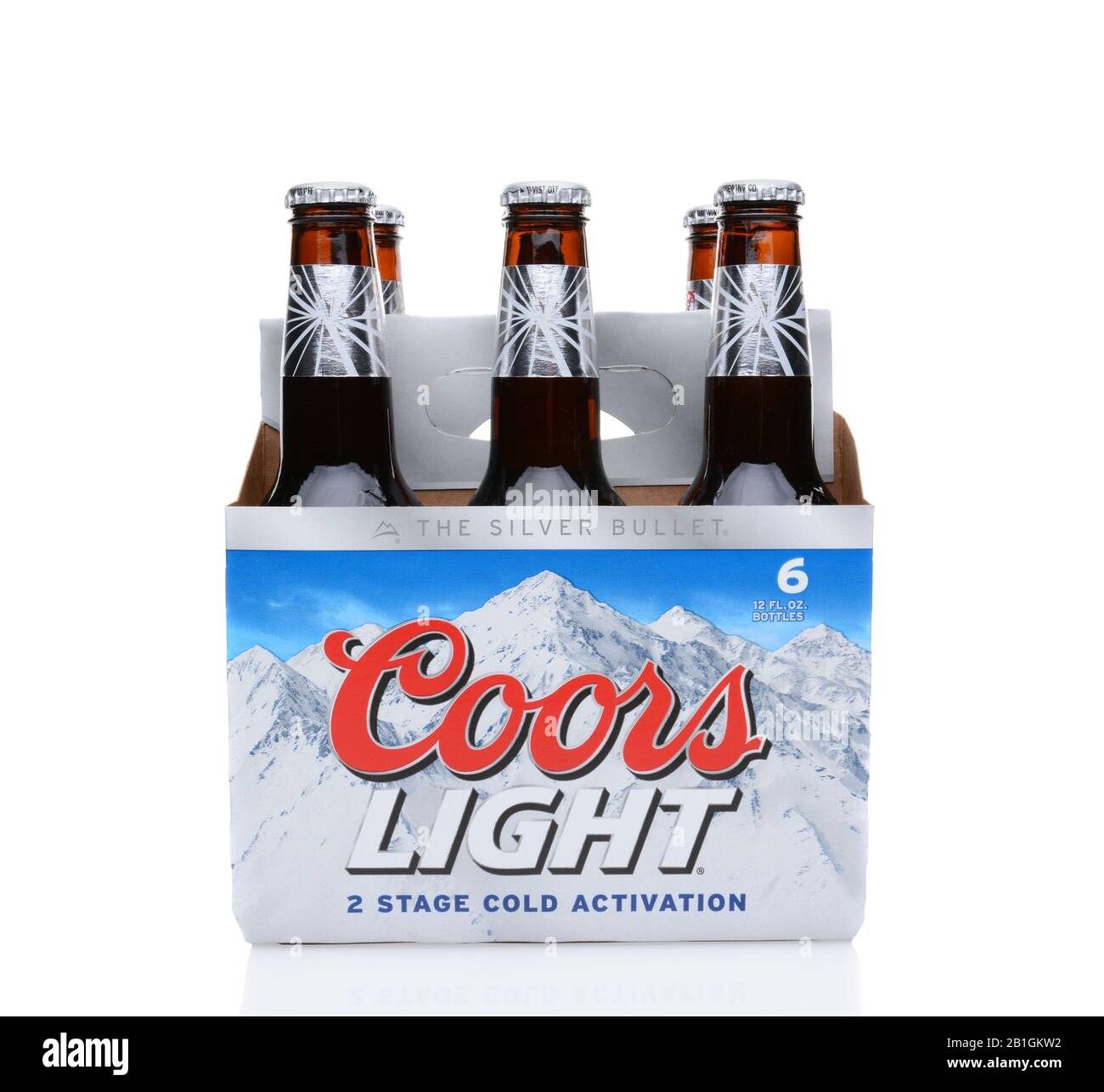 Irvine, CA - 25 DE MAYO de 2014: Un paquete de 6 cervezas ligeras Coors. Coors opera una fábrica de cerveza en Golden, Colorado, que es la fábrica de cerveza más grande en Foto de stock