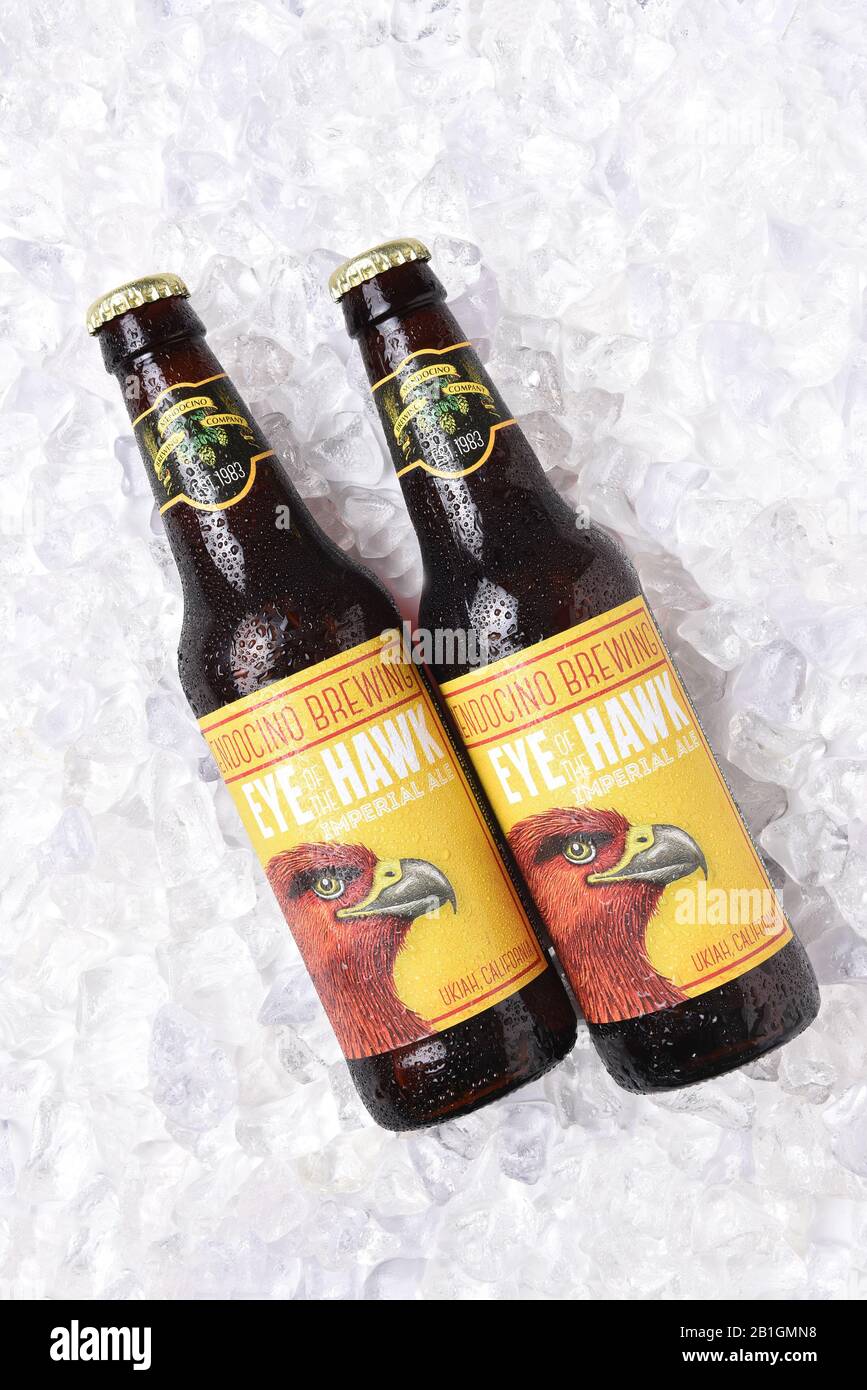 Irvine, CALIFORNIA - 30 DE OCTUBRE de 2017: Ojo del Hawk Imperial Ale sobre hielo. De La Compañía Mendocino Brewing, En Ukiah, California. Foto de stock