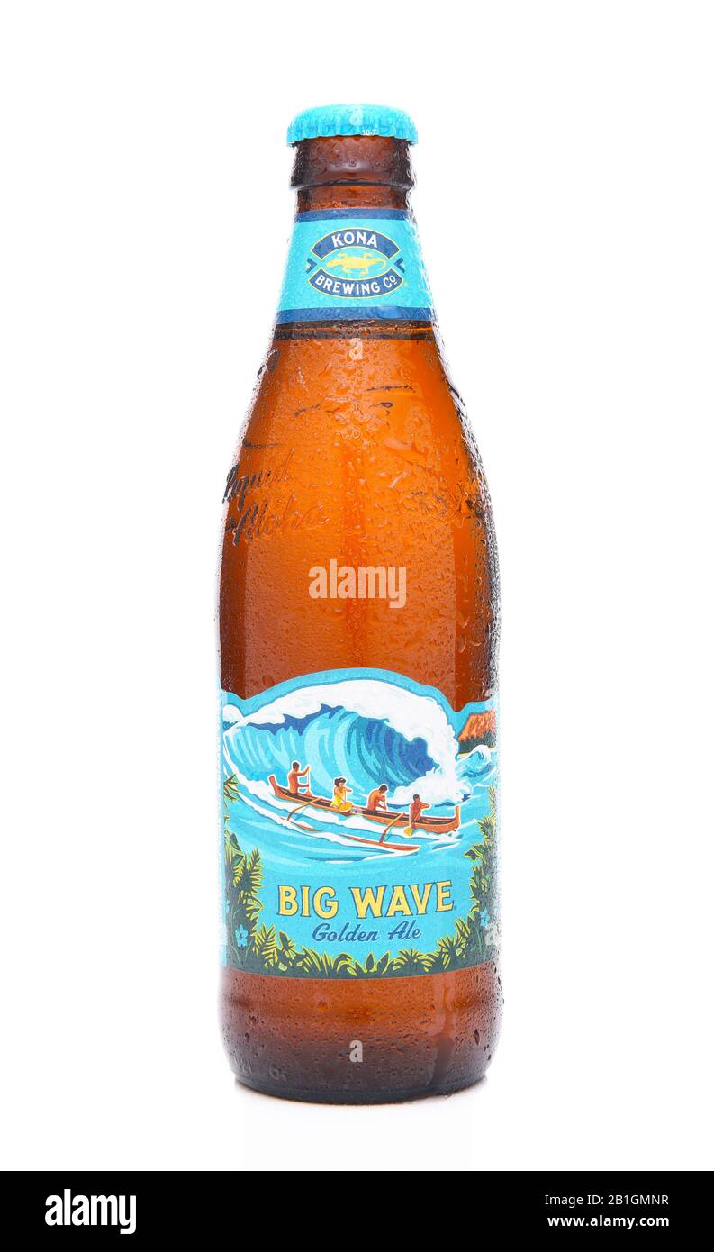 Irvine, CALIFORNIA - 16 DE MARZO de 2017: Kona Brewing Company Big Wave Golden Ale. La cervecería está situada en Kailua-Kona en la Isla Grande de Hawai. Foto de stock