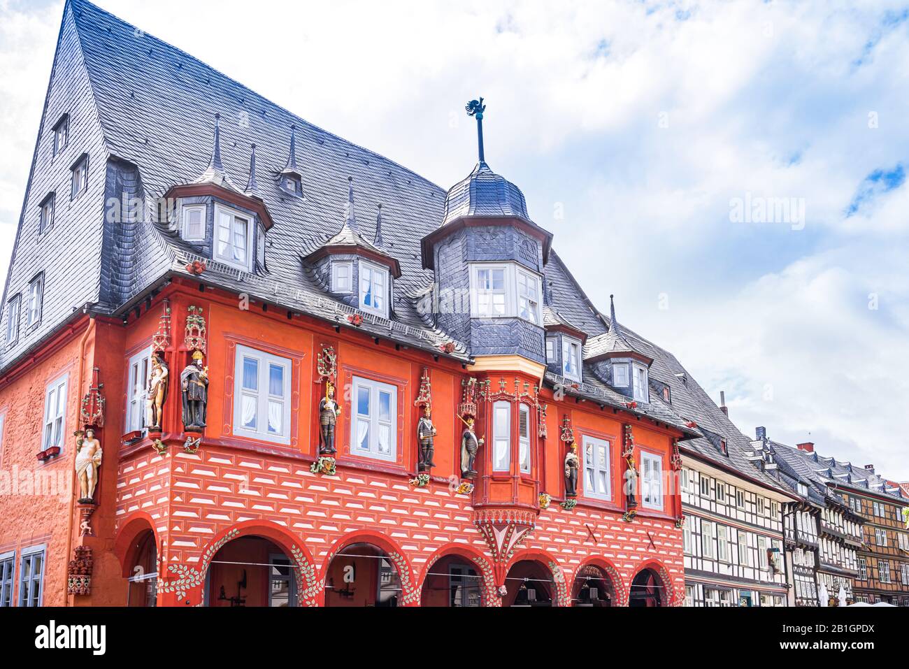 Vista del histórico edificio Kaiserworth en la plaza del mercado de Goslar, Alemania Foto de stock