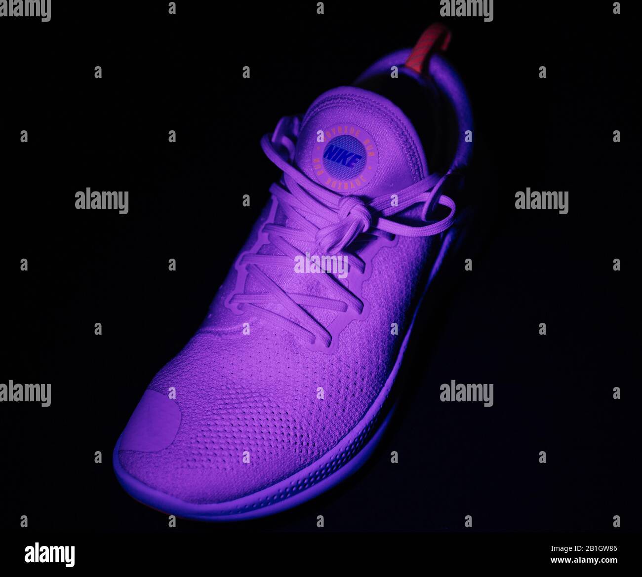 París, Francia 30 de julio de 2019: Noche de neón vista del logotipo de Nike Joyride en la parte delantera de la última innovación las zapatillas de running Joyride con miles