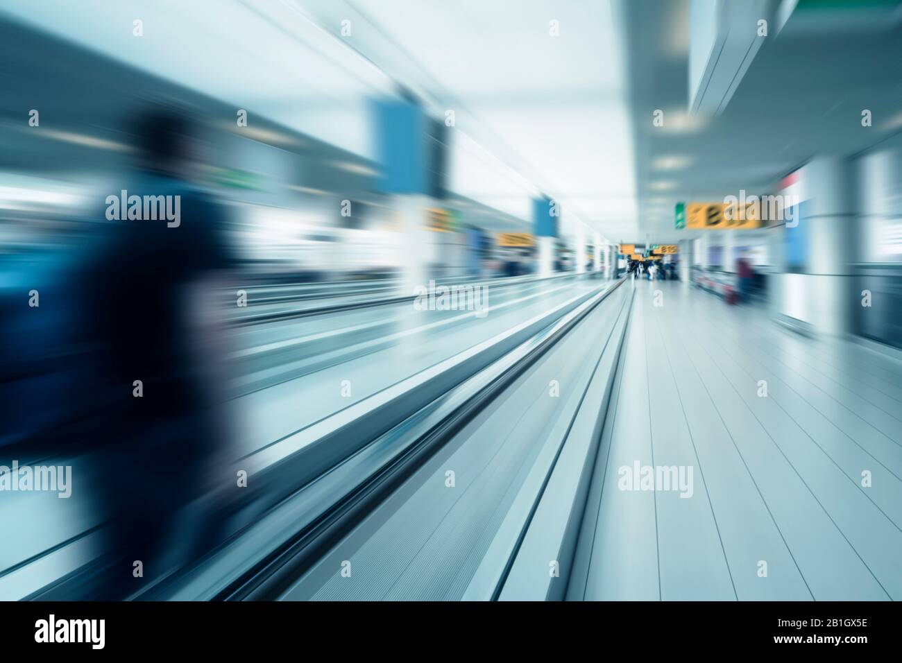 Imagen borrosa de una puerta del aeropuerto - globalización Foto de stock