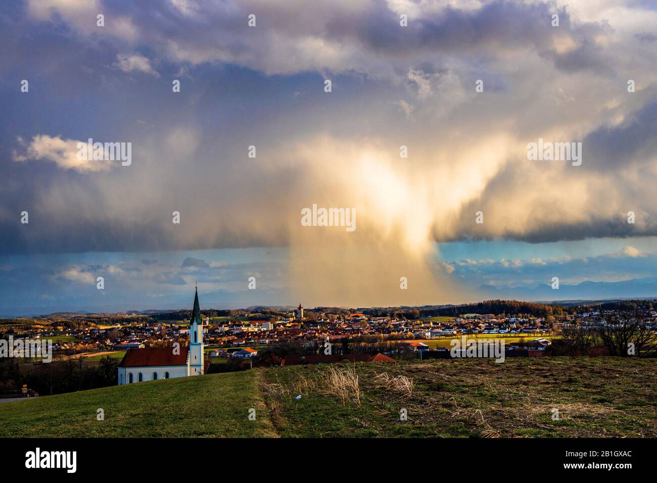 Tormenta de primavera que conduce a la caída sobre la tierra, Alemania, Baviera, Inntal, Haag Foto de stock