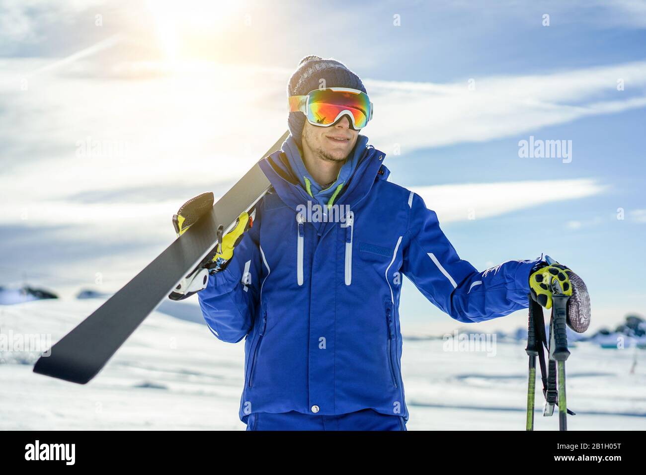 Hombre En Equipo De Esquí Con Gafas De Seguridad. Aventura Para El Deporte  Invernal. Hombre Snowboard Haciendo Senderismo En La Mo Foto de archivo -  Imagen de vacaciones, cubo: 232228420