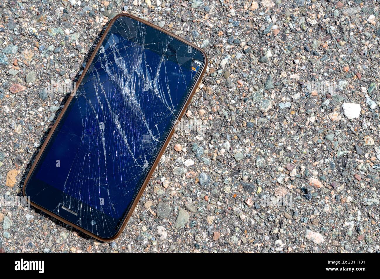 Teléfono celular roto fotografías e imágenes de alta resolución - Alamy