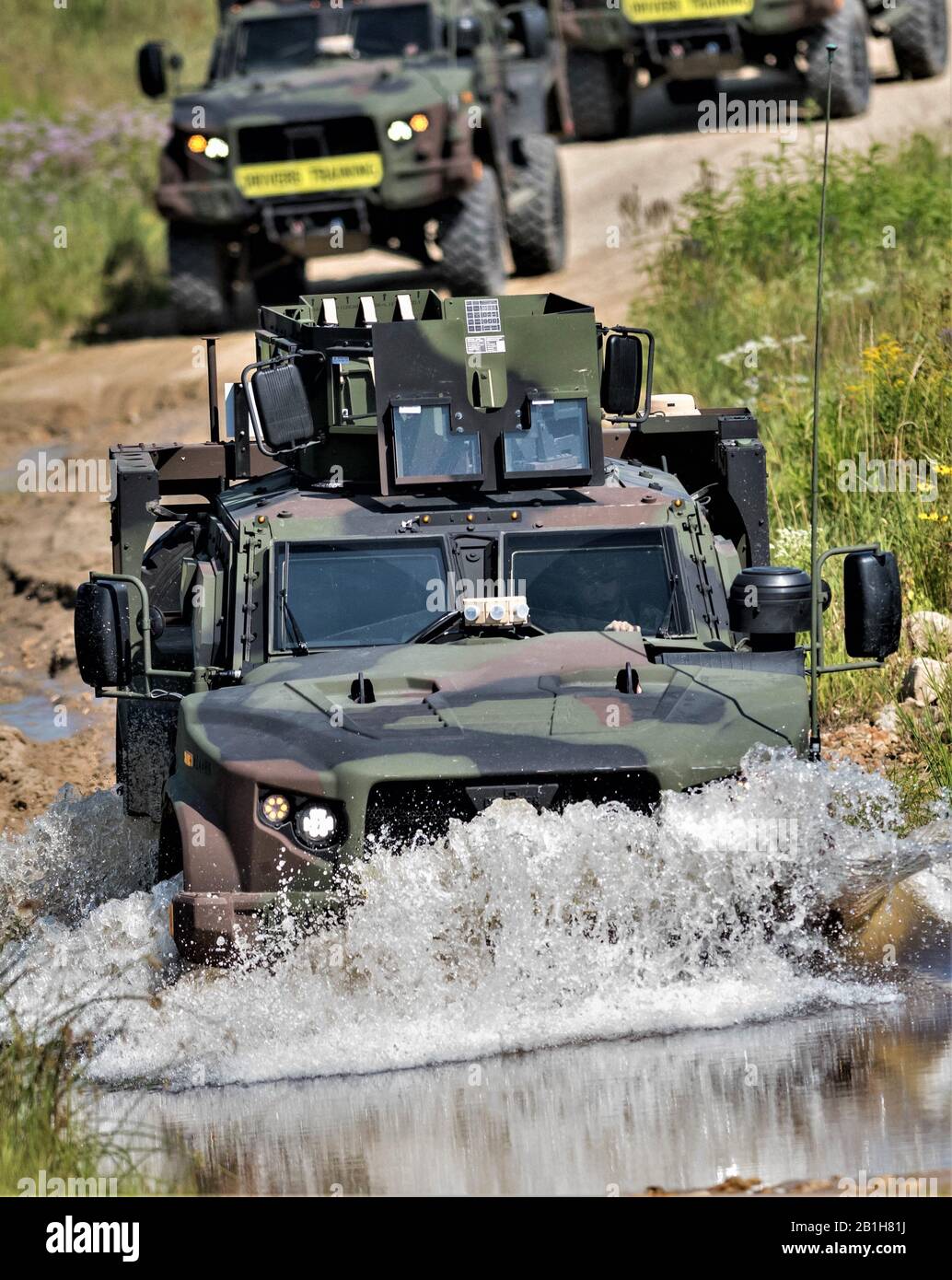 Los soldados conducen tácticos ligeros conjuntos (JLTVs) a través de un curso de conducción el 7 de septiembre 2019, en Fort McCoy, Wis., como parte entrenamiento de operadores de
