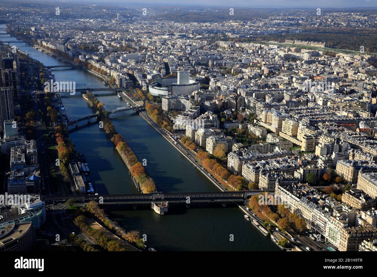 Vista aérea del río Sena con Ile aux Cygnes Isla de los Swans en el centro  y Maison de la Radio en el distrito 16 en el fondo.París.Francia Fotografía  de stock -