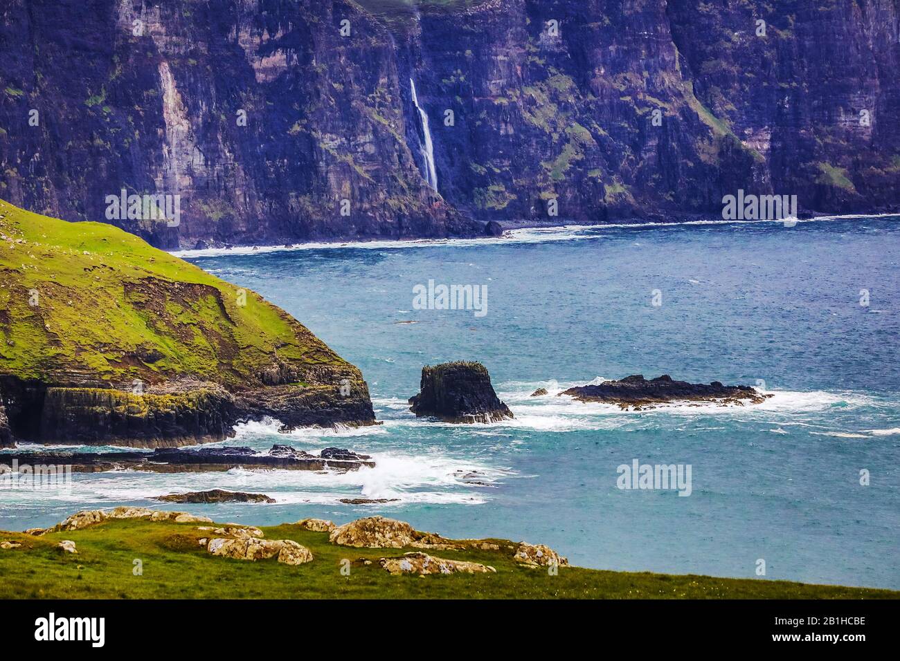 Olas rompiendo en acantilados costeros de Escocia Foto de stock